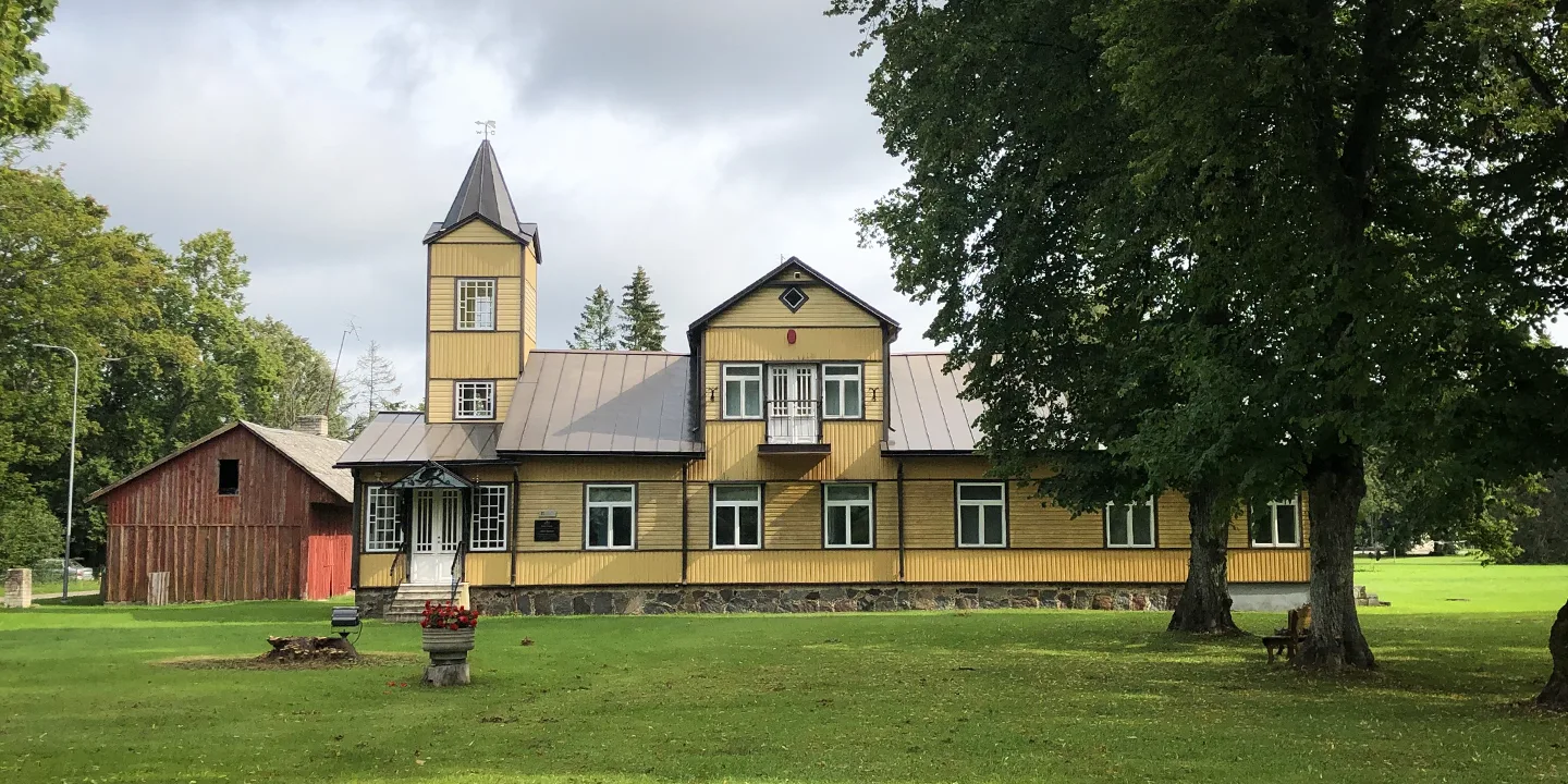 Saaremaa Muuseumi ja Saaremaa valla koostöös avatakse 10. juunil Sõrves Iide külas fotograaf Carl Osvald Bulla muuseum. 1910. aastal ehitatud torniga häärberis 